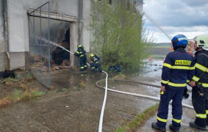 V Dolanech hoří zemědělský objekt. Na místo byla povolána speciální technika