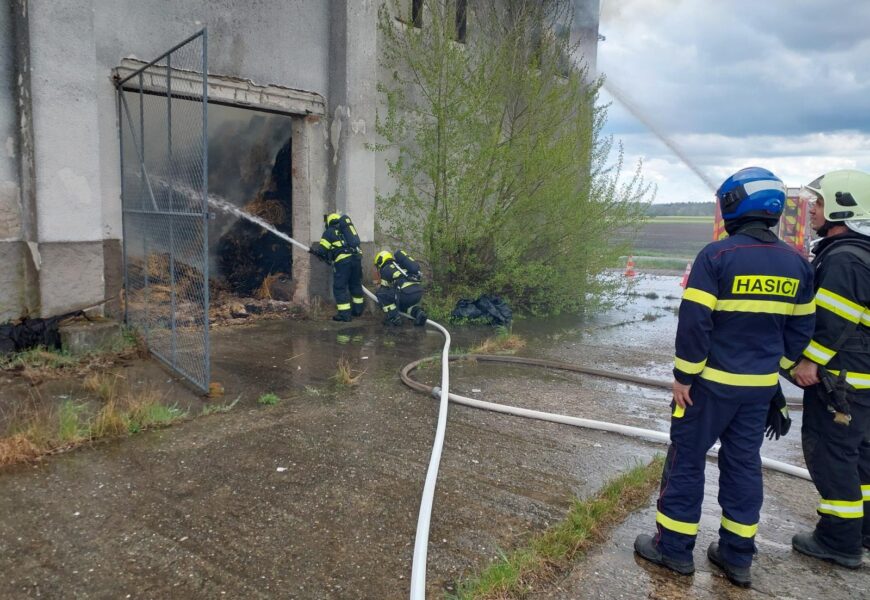 V Dolanech hoří zemědělský objekt. Na místo byla povolána speciální technika