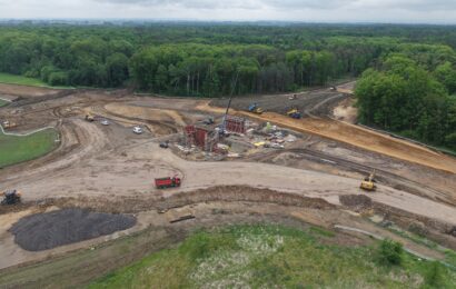 Obchvat Sezemic roste před očima. Stavbaři pracují na mostech