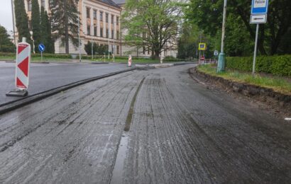 Práce na opravě silnice I/34 v Poličce jsou v plném proudu. Skončit mají v srpnu