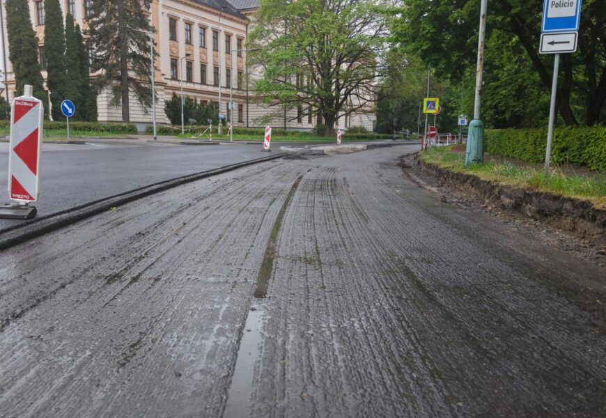Práce na opravě silnice I/34 v Poličce jsou v plném proudu. Skončit mají v srpnu