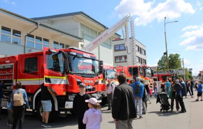 VIDEO: Hasiči v Pardubicích otevřeli své brány veřejnosti. Ukázali, jak manipulují s hořícím elektromobilem