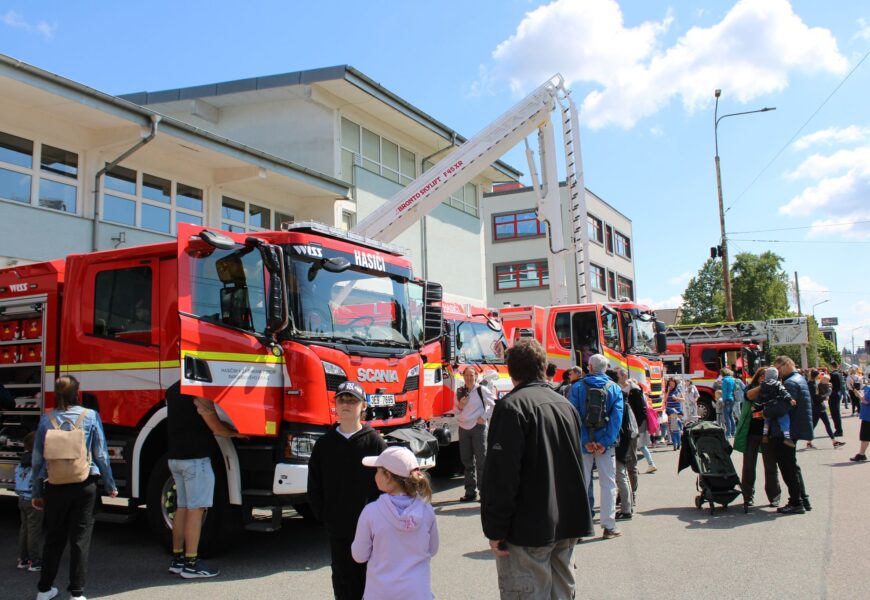 VIDEO: Hasiči v Pardubicích otevřeli své brány veřejnosti. Ukázali, jak manipulují s hořícím elektromobilem