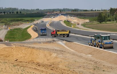VIDEO: Na dálnici D35 okolo Vysokého Mýta už leží nový asfalt. Řidičům se má otevřít před Vánoci