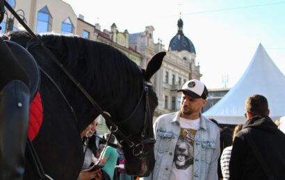 VIDEO: Pardubice poprvé zahájily dostihovou sezonu 2025 s programem pro veřejnost v centru města
