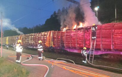 V Ústí nad Orlicí hořel náklad dřeva na dvou vagonech vlaku