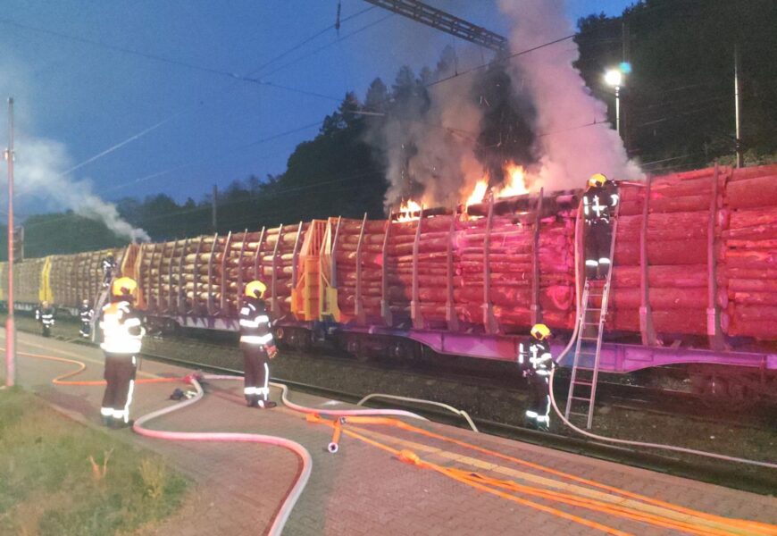 V Ústí nad Orlicí hořel náklad dřeva na dvou vagonech vlaku