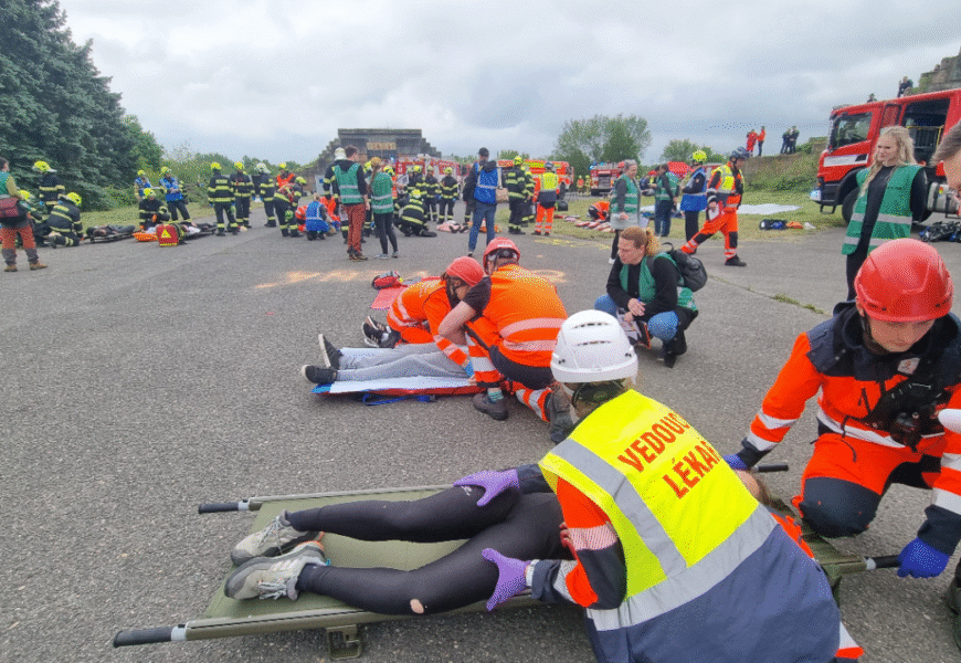 VIDEO: Hasiči na letišti v Pardubicích cvičili leteckou nehodu