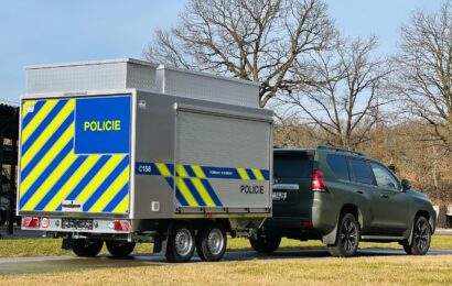 VIDEO: Policisté obdrželi speciální přívěsný vozík, jehož pořízení podpořil Pardubický kraj