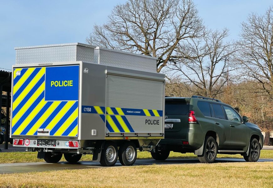VIDEO: Policisté obdrželi speciální přívěsný vozík, jehož pořízení podpořil Pardubický kraj