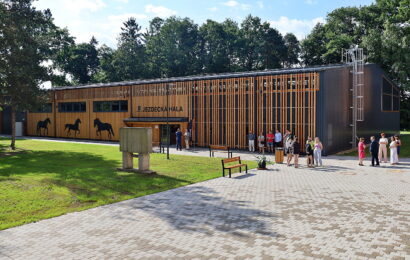 V Kladrubech nad Labem se otevřela nová školní jízdárna. Plechová hala u zámku půjde k zemi V Kladrubech nad Labem se otevřela nová školní jízdárna. Plechová hala u zámku půjde k zemi