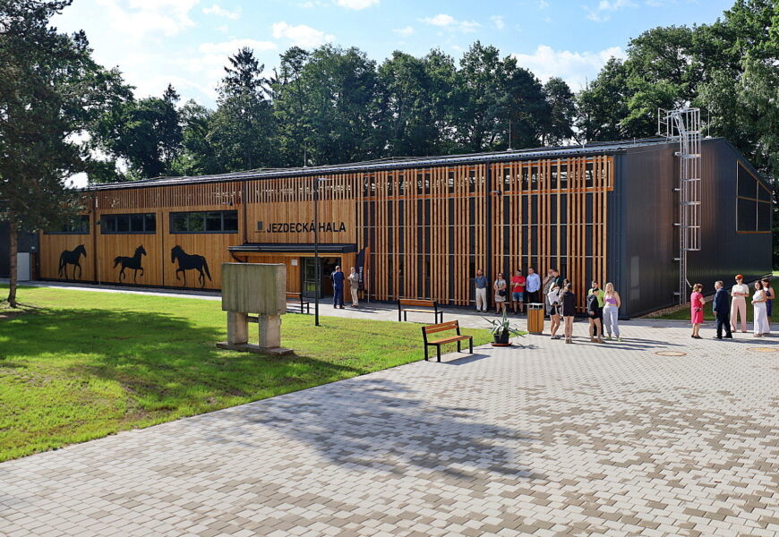 V Kladrubech nad Labem se otevřela nová školní jízdárna. Plechová hala u zámku půjde k zemi 