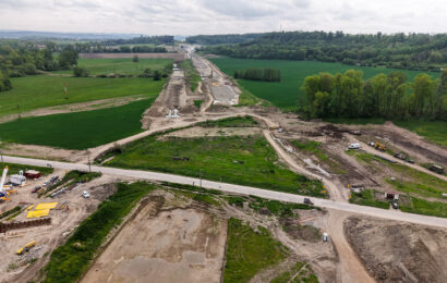 KRÁTCE: Stavba dálnice D35 mezi Ostrovem a Vysokým Mýtem je v plném proudu. Pokračuje hloubení východního portálu tunelu Homole