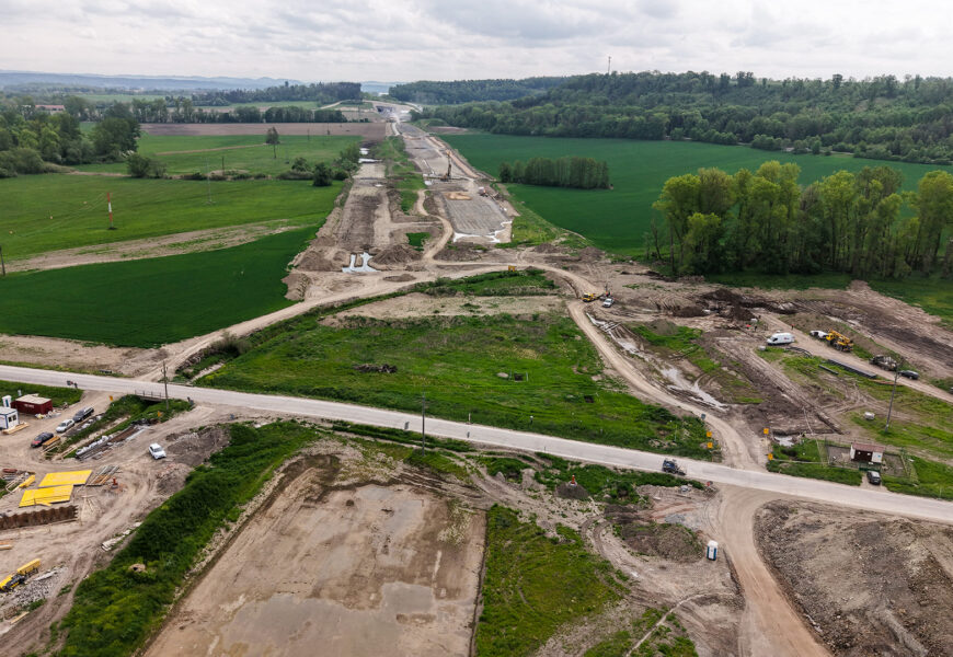 KRÁTCE: Stavba dálnice D35 mezi Ostrovem a Vysokým Mýtem je v plném proudu. Pokračuje hloubení východního portálu tunelu Homole