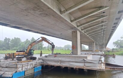 Stavbaři bourají dočasné podpěry na lanovém  mostě v Pardubicích