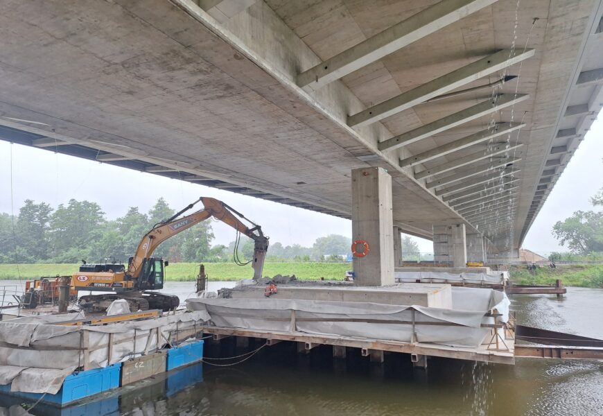 Stavbaři bourají dočasné podpěry na lanovém  mostě v Pardubicích