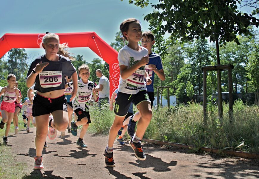 VIDEO: Na pardubickém Zámečku se konal dobročinný běh Po stopách Silver A. Výtěžek byl věnován Viktorce