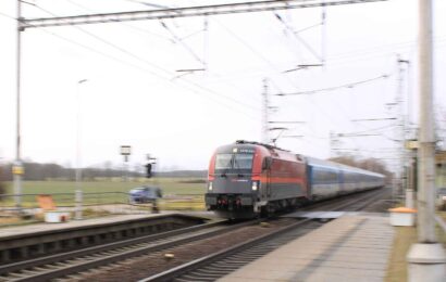 Spěšný vlak projel návěstidlo v Pardubicích. Provoz mezi hlavním nádražím a zastávkou centrum byl zastaven