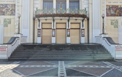 Okna pardubického divadla získají původní tmavě modré a tyrkysové barvy