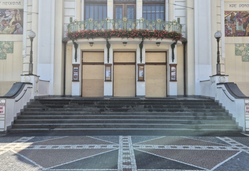 Okna pardubického divadla získají původní tmavě modré a tyrkysové barvy Okna pardubického divadla získají původní tmavě modré a tyrkysové barvy