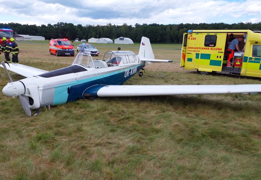 Tvrdé přistání letadla ve Vysokém Mýtě, uvízlá kočka, ale i had ve skříni. Hasiči z Pardubického kraje měli napilno