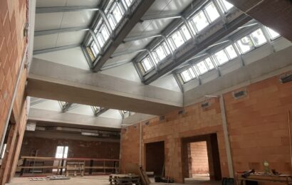 Výstavba ateliérů v areálu bývalé textilky Perla pokračuje dle plánu. Hrubá stavba byla dokončena Výstavba ateliérů v areálu bývalé textilky Perla pokračuje dle plánu. Hrubá stavba byla dokončena