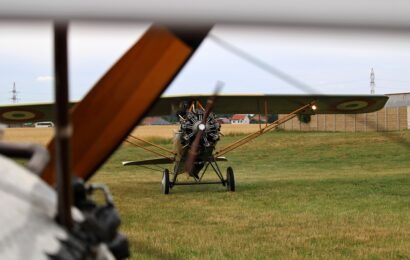 VIDEO: Obloha nad Kunětickou horou patřila historickému létání. Letiště v Kuněticích otevřelo brány