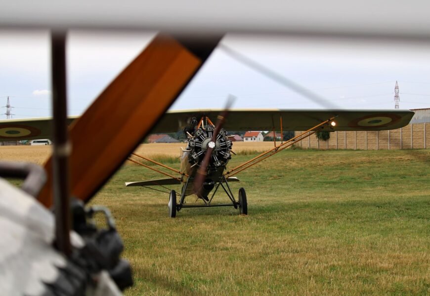 VIDEO: Obloha nad Kunětickou horou patřila historickému létání. Letiště v Kuněticích otevřelo brány