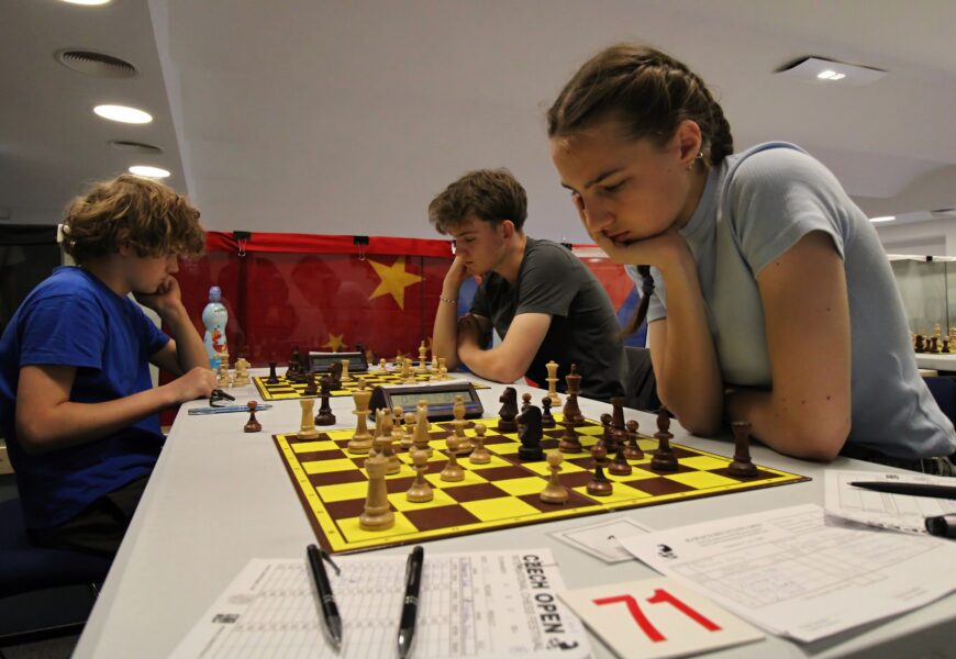 VIDEO: V Pardubicích byl zahájen šachový festival Czech Open s rekordní účastí hráčů