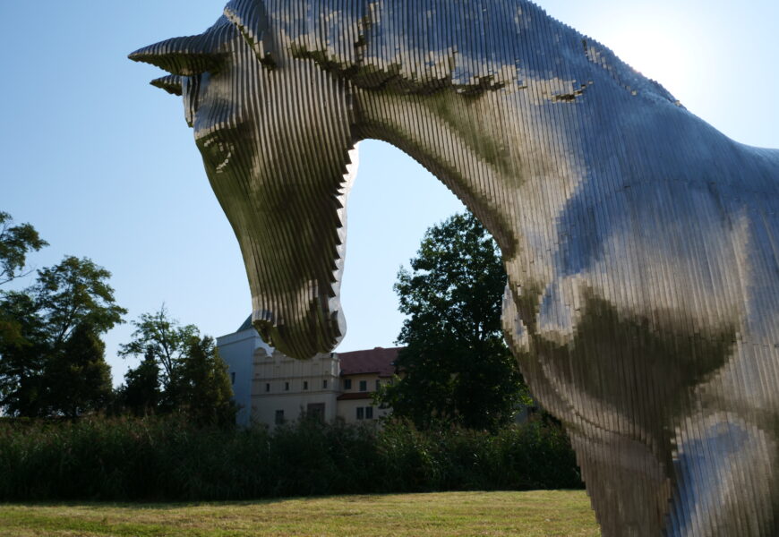 Kůň zůstává natrvalo. Město odkoupilo sochu od autora
