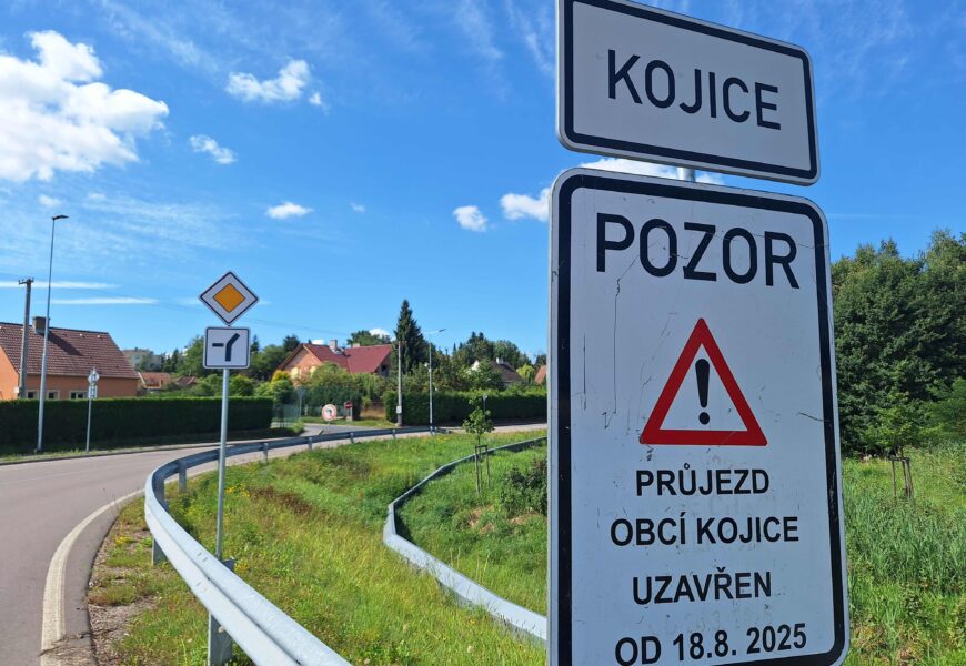 Začala oprava průtahu Kojicemi, obec zároveň buduje nové přípojky a chodníky Začala oprava průtahu Kojicemi, obec zároveň buduje nové přípojky a chodníky