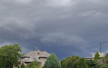 Částmi Chrudimska a Pardubicka se prohnala pravostáčivá supercela. V Chrudimi silný vítr odnesl střechu