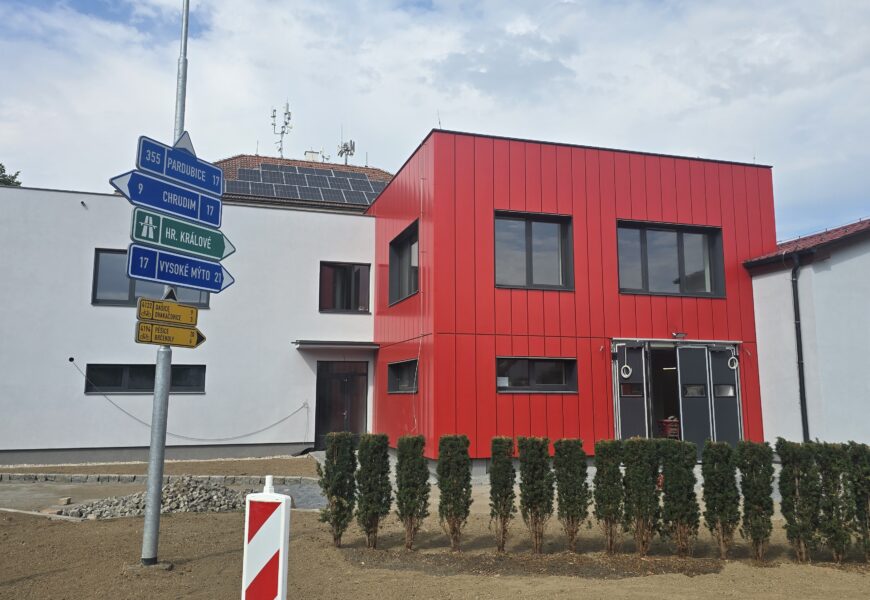 Výstavba nové hasičské stanice v Hrochově Týnci se blíží ke svému dokončení