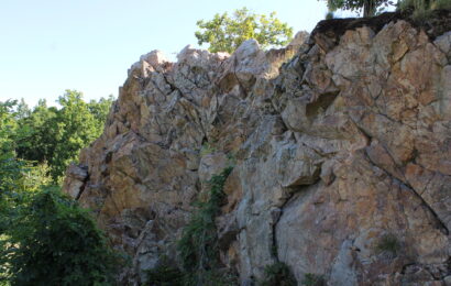 VIDEOREPORTÁŽ: Čertova skalka na Podhůře je ve špatném stavu. Geologové navrhli její sanaci