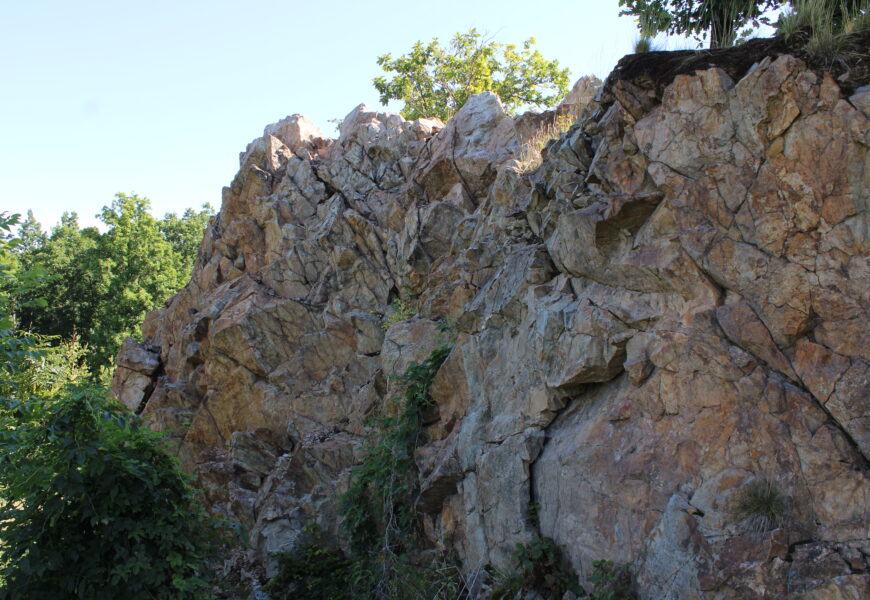 VIDEOREPORTÁŽ: Čertova skalka na Podhůře je ve špatném stavu. Geologové navrhli její sanaci