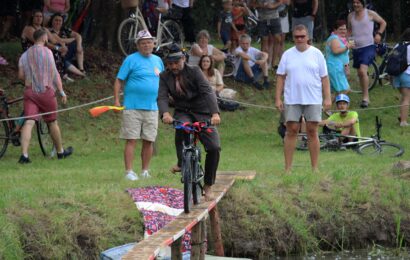 VIDEO: Sezemická lávka letos bavila i za deště
