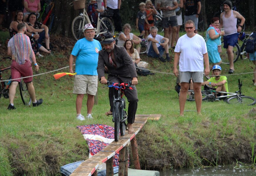 VIDEO: Sezemická lávka letos bavila i za deště
