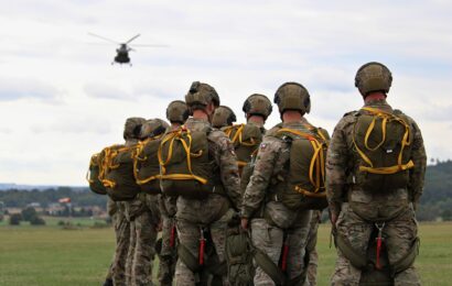 VIDEO: 43. výsadkový pluk v Chrudimi uspořádal den otevřených dveří pro veřejnost