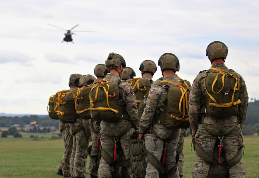 VIDEO: 43. výsadkový pluk v Chrudimi uspořádal den otevřených dveří pro veřejnost