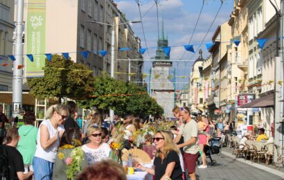VIDEO: Stůl na míru opět zaplnil třídu Míru v Pardubicích