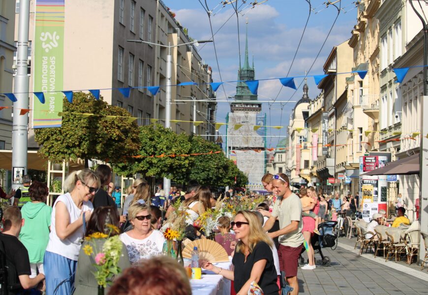 VIDEO: Stůl na míru opět zaplnil třídu Míru v Pardubicích