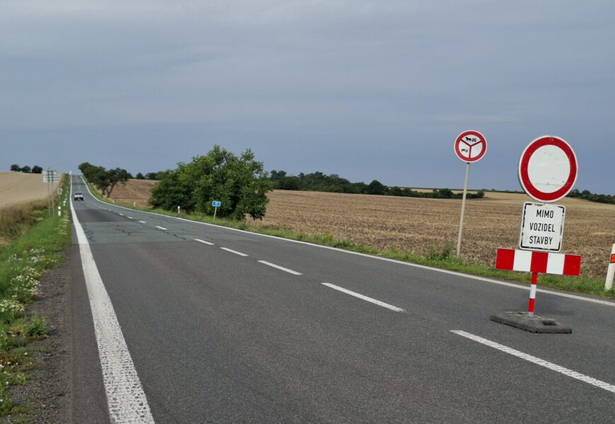Oprava silnice I/17 v oblasti Podhořan bude zahájena. Řidiči budou muset po objížďkách