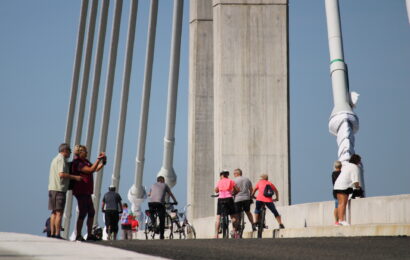 VIDEO: Na Severovýchodním obchvatu se pokládají poslední vrstvy asfaltu
