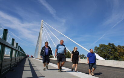VIDEO: Severovýchodní obchvat Pardubic se v pátek otevřel pěším a cyklistům