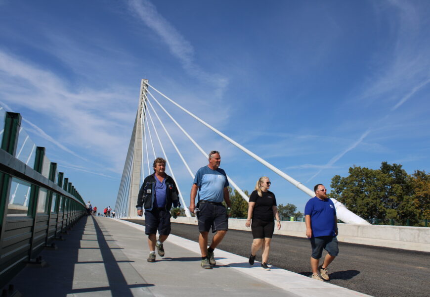 VIDEO: Severovýchodní obchvat Pardubic se v pátek otevřel pěším a cyklistům
