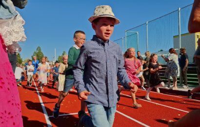 VIDEO: Vítání prvňáčků a otevření hřiště. Nový školní rok v Polabinách odstartoval