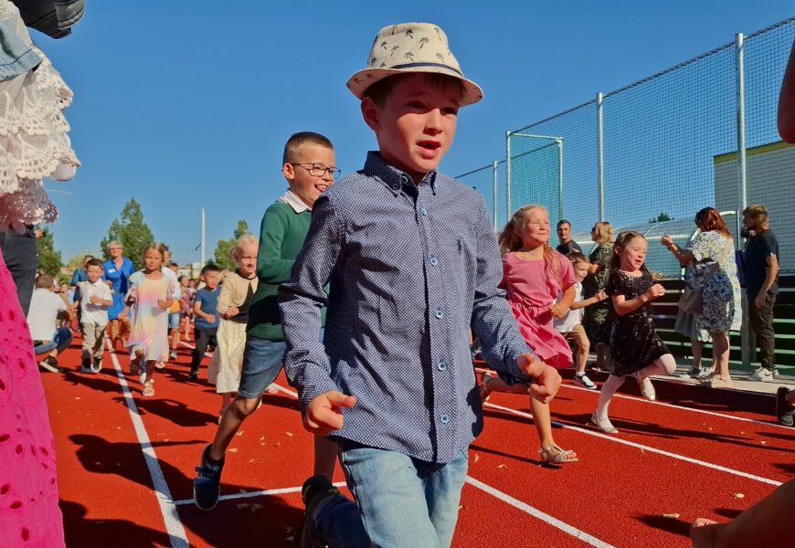 VIDEO: Vítání prvňáčků a otevření hřiště. Nový školní rok v Polabinách odstartoval