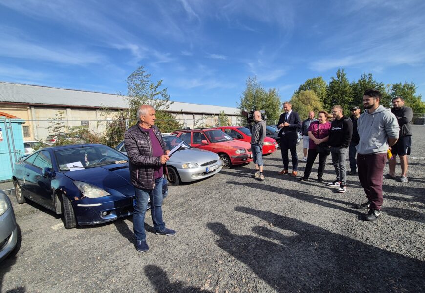 Druhá dražba odtažených vozidel v Pardubicích zaznamenala vyšší účast než první