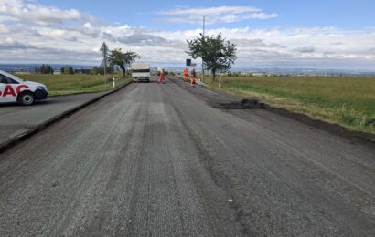 Práce na opravě silnice I/17 u Podhořan jsou v plném proudu