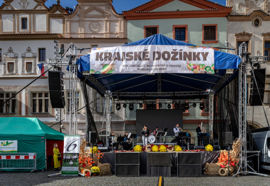 Pernštýnské náměstí opět ve znamení oslav konce žní. V Pardubicích se v dnes konají Krajské dožínky